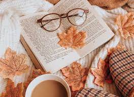 livre, lunettes et feuilles d'automne