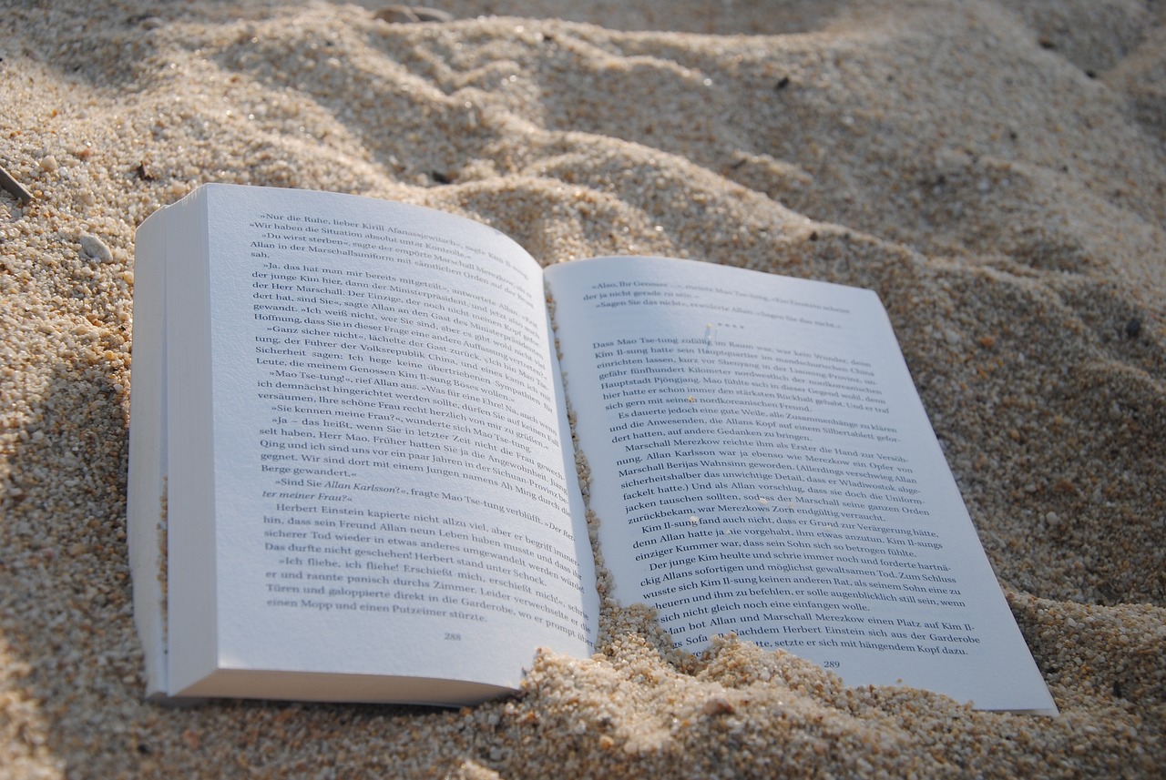 livre ouvert sur une plage de sable